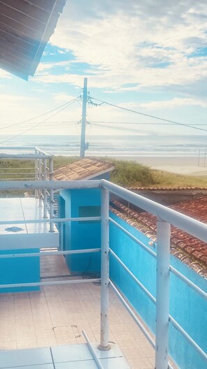 Property grounds - Comfort and fun. Feet in the sand. Pets are allowed. (Itanhaém)