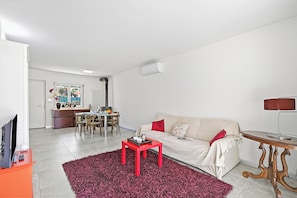 Family Apartment, Multiple Bedrooms (Olimpia Home) | Living area | TV - Olimpia Home (Tenno)