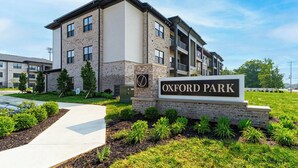 En flerlagsbygning med skilt der viser 'OXFORD PARK'.