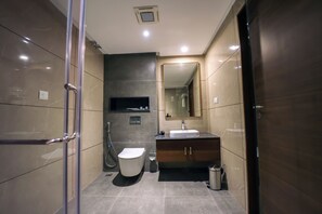 Luxury-Zimmer | Badezimmer | Dusche, Regendusche, Handtücher, Seife