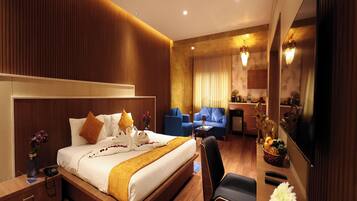 Luxury Room | Hypo-allergenic bedding, desk, free WiFi, bed sheets
