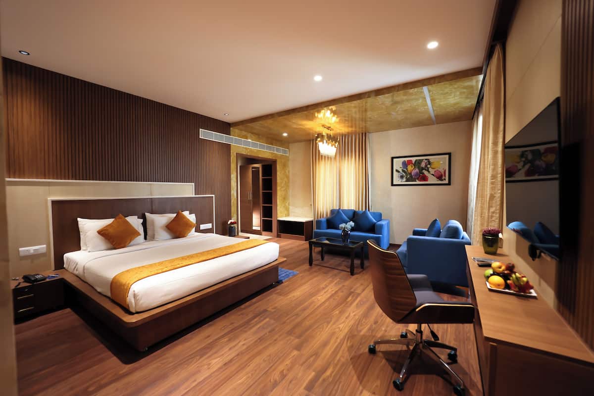 Suite | Hypo-allergenic bedding, desk, free WiFi, bed sheets