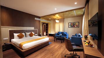 Suite | Hypo-allergenic bedding, desk, free WiFi, bed sheets
