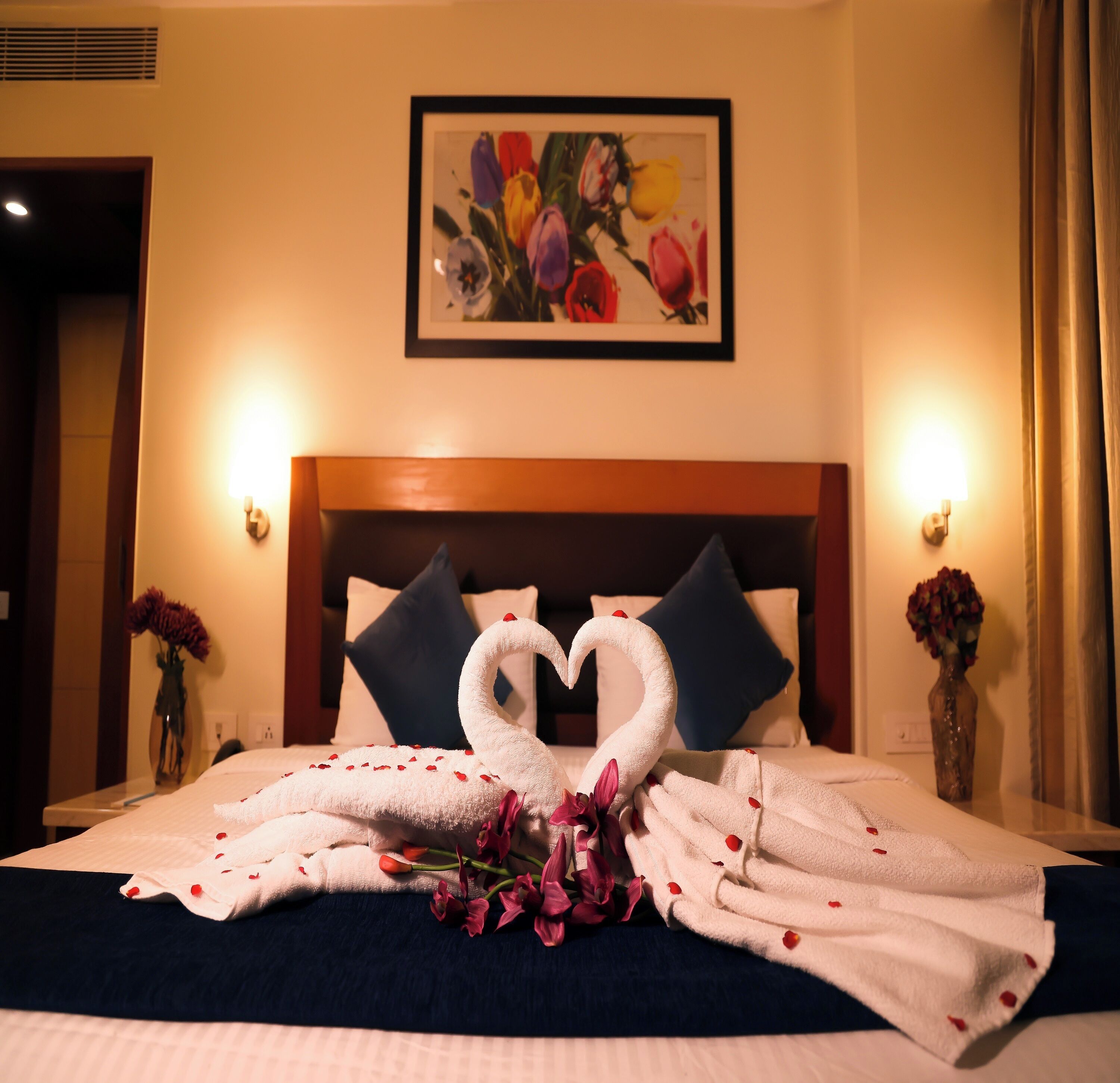 Hypo-allergenic bedding, desk, free WiFi, bed sheets