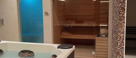 Sauna, tina de hidromasaje, baño de vapor y masajes
