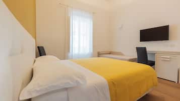 Deluxe-Dreibettzimmer, Balkon, Blick auf den Innenhof | Schreibtisch, laptopgeeigneter Arbeitsplatz, schallisolierte Zimmer