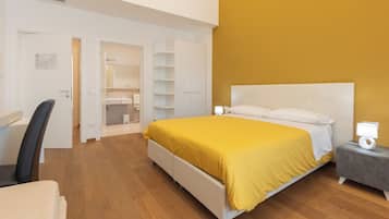 Tripla Deluxe, balcone, vista cortile | Una scrivania, postazione laptop, insonorizzazione, Wi-Fi gratuito