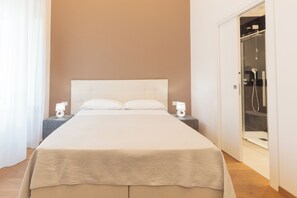 Habitación clásica doble, balcón, vistas a la ciudad | Escritorio y espacio para trabajar con un portátil
