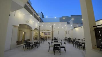 Doppia Classic, vista cortile | Ristorazione all'aperto