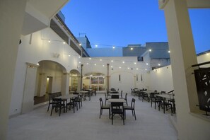 Classic dubbelrum - utsikt mot innergården | Restaurang utomhus