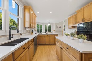 Private kitchen - Lakefront + Private Dock + Hot Tub + Fire Pit + Game Room | Belle Pines Hideaway (Lake Norman of Catawba)