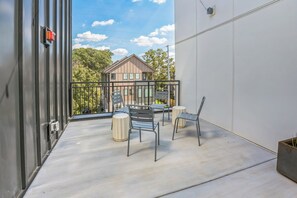 Terrace/patio - Rooftop Lounge + Skyline Views + Near Broadway | 2 Themed Units (Nashville)