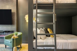 2 bedrooms, free WiFi, bed sheets - Rooftop Lounge + Skyline Views + Near Broadway | 2 Themed Units (Nashville)