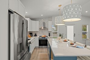Fridge, microwave, stovetop, dishwasher - Private Pool + Patio • Near Panama City Beach | Coral Cove (Panama City)