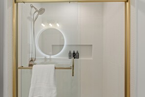 Dusche, Haartrockner, Handtücher