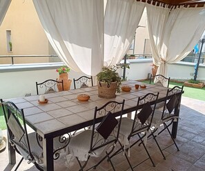 Outdoor dining - Vrbo Property (Napoli)