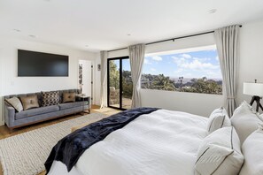 3 bedrooms, desk, free WiFi, bed sheets - Luxury Hills Retreat + Pool + Hot Tub | Near Hollywood | Mulholland Vista Estate (Los Angeles)