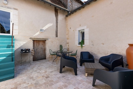 Outdoor dining. Gite de la Ferme de la Dalbeine – Loire Castles, 25min from Chenonceaux