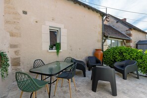 Outdoor dining - Gite de la Ferme de la Dalbeine – 25 min from Chenonceaux (Veuzain-sur-Loire)