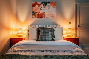 Desk, iron/ironing board, travel cot, WiFi - Stunning One Bedroom Town Centre Apartment (North Yorkshire)
