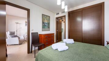 2 slaapkamers, een strijkplank/strijkijzer, wifi, beddengoed