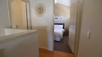 2 bedrooms, iron/ironing board, bed sheets