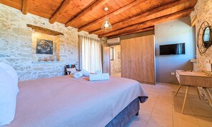 3 bedrooms, in-room safe, iron/ironing board, travel cot - Villa Akalli | Private Pool & Hot Tub in a Restored Venetian Residence (Agia Paraskevi)