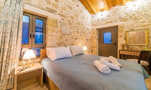 3 bedrooms, in-room safe, iron/ironing board, travel cot - Villa Akalli | Private Pool & Hot Tub in a Restored Venetian Residence (Agia Paraskevi)