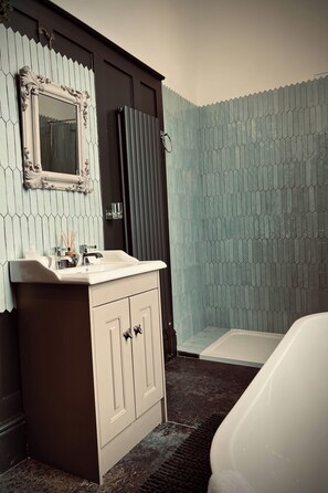 Shower, jetted tub, hair dryer, towels