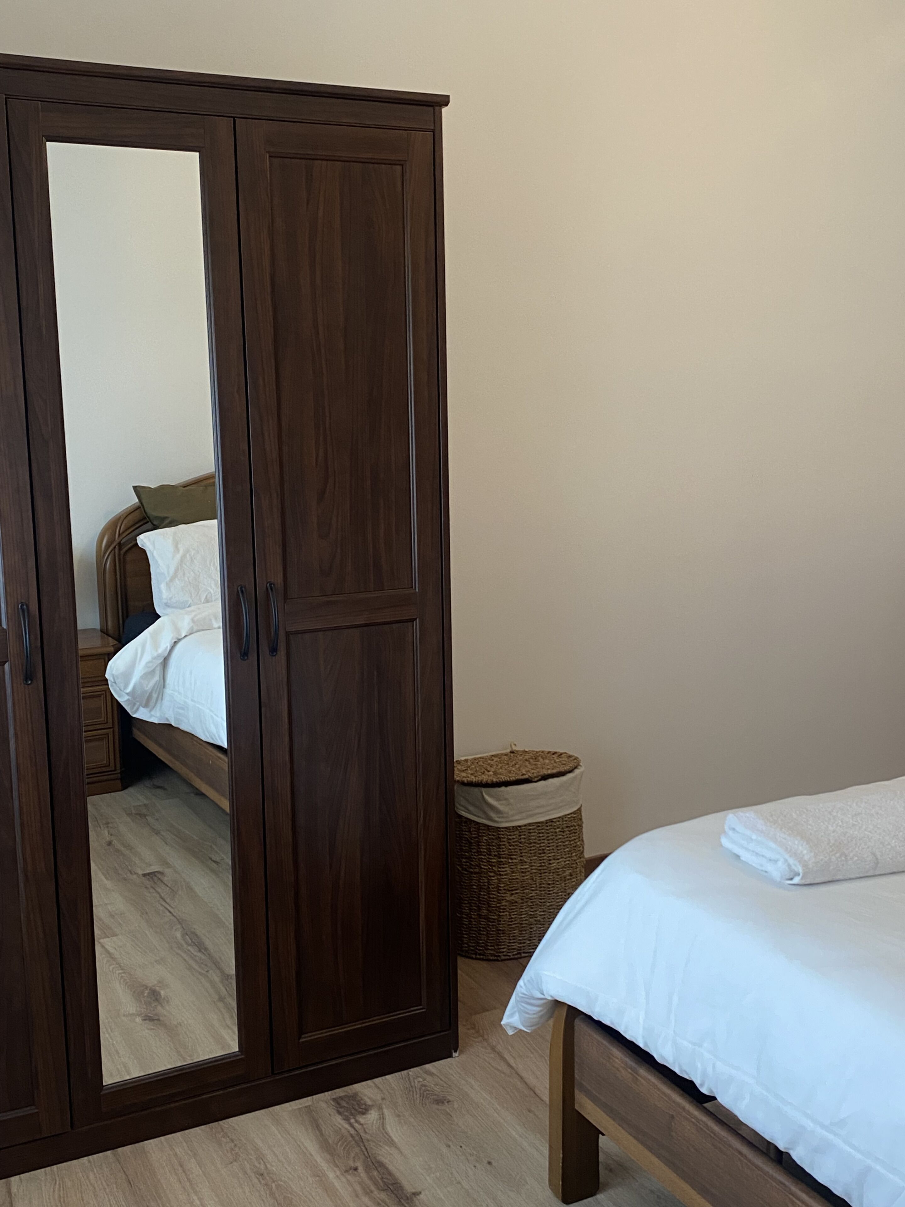 1 dormitorio, tabla de planchar con plancha, wifi y ropa de cama
