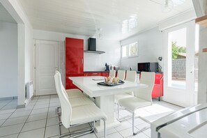 Dining - Villa des 4 Saisons – Sleeps 8 Adults & 2 Children, Heated Pool – Conciergerieland (Vieux-Boucau-les-Bains)