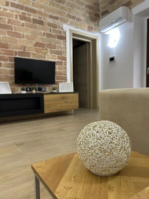 Interior - Double room with en suite bathroom and terrace with view (Spoltore)