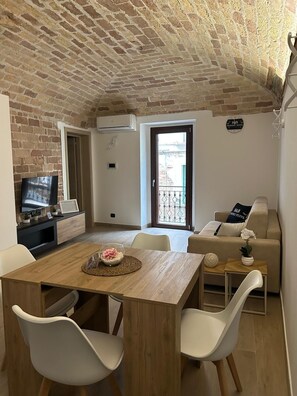 Interior - Double room with en suite bathroom and terrace with view (Spoltore)