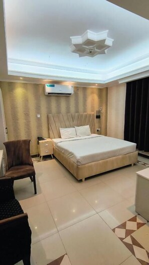 Chambre Double Deluxe, vue ville | Coffres-forts dans les chambres, bureau