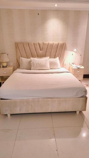Deluxe Double Room, City View | In-room safe, desk, laptop workspace, soundproofing - Sea Shell Palace (Dhaka)