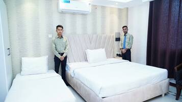 Chambre familiale, vue sur la ville | Coffre-fort, bureau, espace de travail pour ordinateurs portables