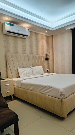Phòng đôi Deluxe, quang cảnh thành phố | Két bảo mật tại phòng, bàn, khu vực làm việc phù hợp cho laptop