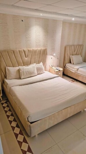 Chambre Familiale, vue ville | Coffres-forts dans les chambres, bureau