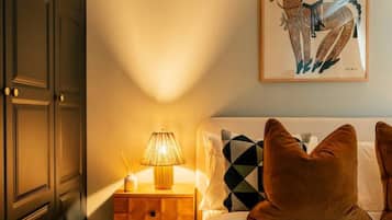 1 habitación, escritorio, tabla de planchar con plancha y cuna de viaje