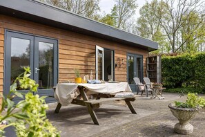 Outdoor dining - Lodge with Fireplace at Veerse Meer | Watervliet Country Lodge (Kortgene)