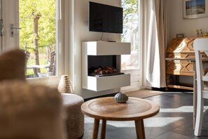 Living area - Lodge with Fireplace at Veerse Meer | Watervliet Country Lodge (Kortgene)