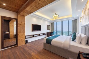 Quarto casal executivo, vista para a montanha | Escrivaninha, espaço de trabalho para notebook