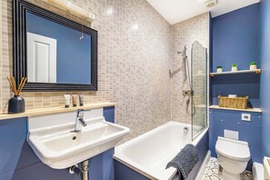 Bathroom - Modern York Terrace Apartment 2 | Central | Unthank Road (Norwich)