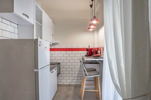 Fridge, microwave, oven, stovetop - The Athenian Penthouse Studio - An Urban Haven (Athina)