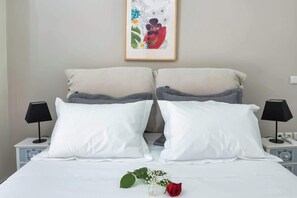 2 bedrooms, iron/ironing board, travel cot, WiFi - Central & Spacious Athenian Penthouse Getaway (Athina)
