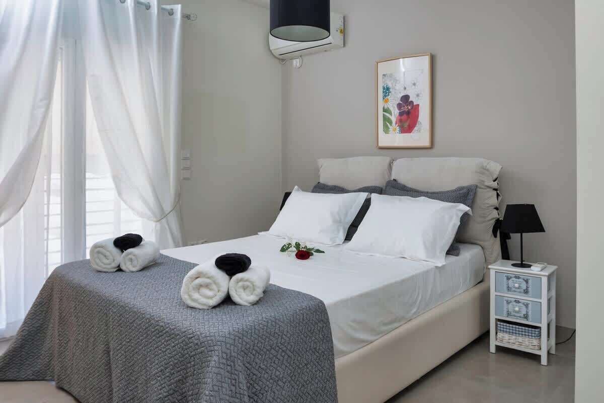 1 habitación, tabla de planchar con plancha, cuna de viaje y wifi 