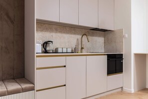 Fridge, microwave, oven, stovetop - Cozy Studio in Krakow | Balcony, Parking, Air Conditioning (Kraków)