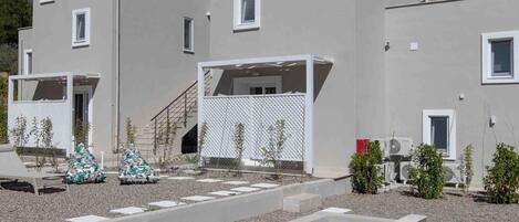 Un edificio moderno de dos pisos con una piscina delantera.