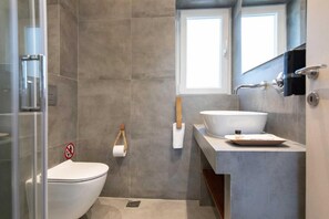 Villa, Balkon, eingeschränkter Meerblick | Badezimmer