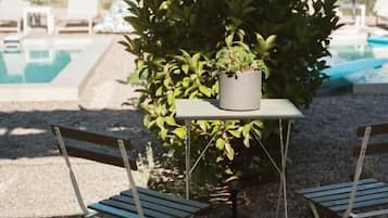 Deluxe-Villa, Poolblick | Speisen im Freien